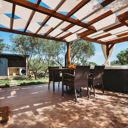 Holiday Stone House With Jacuzzi Casa vacanze Lukoran