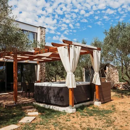 Holiday Stone House With Jacuzzi * Lukoran